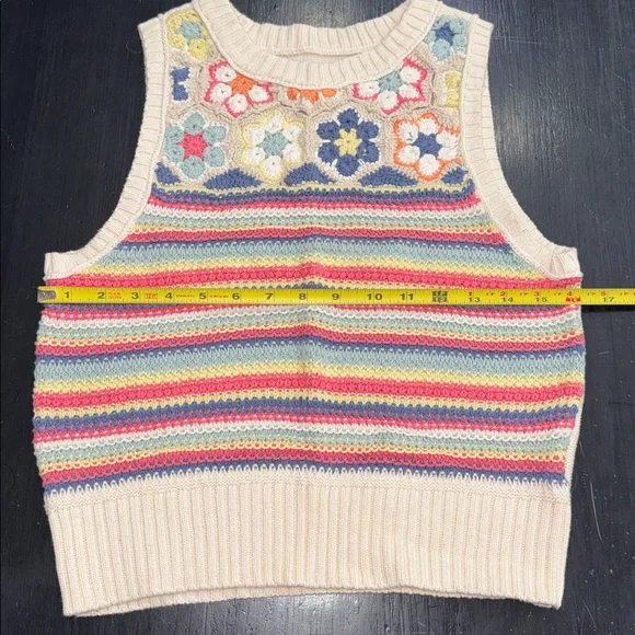 american eagle sweater vest. size xs. multi colored. excellent used condition. - Picture 5 of 7